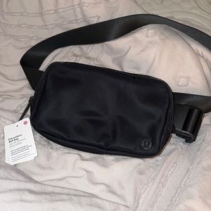 Lululemon belt bag black
